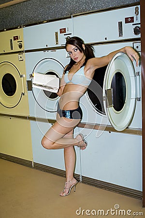 sexy-woman-laundromat-3763614.jpg